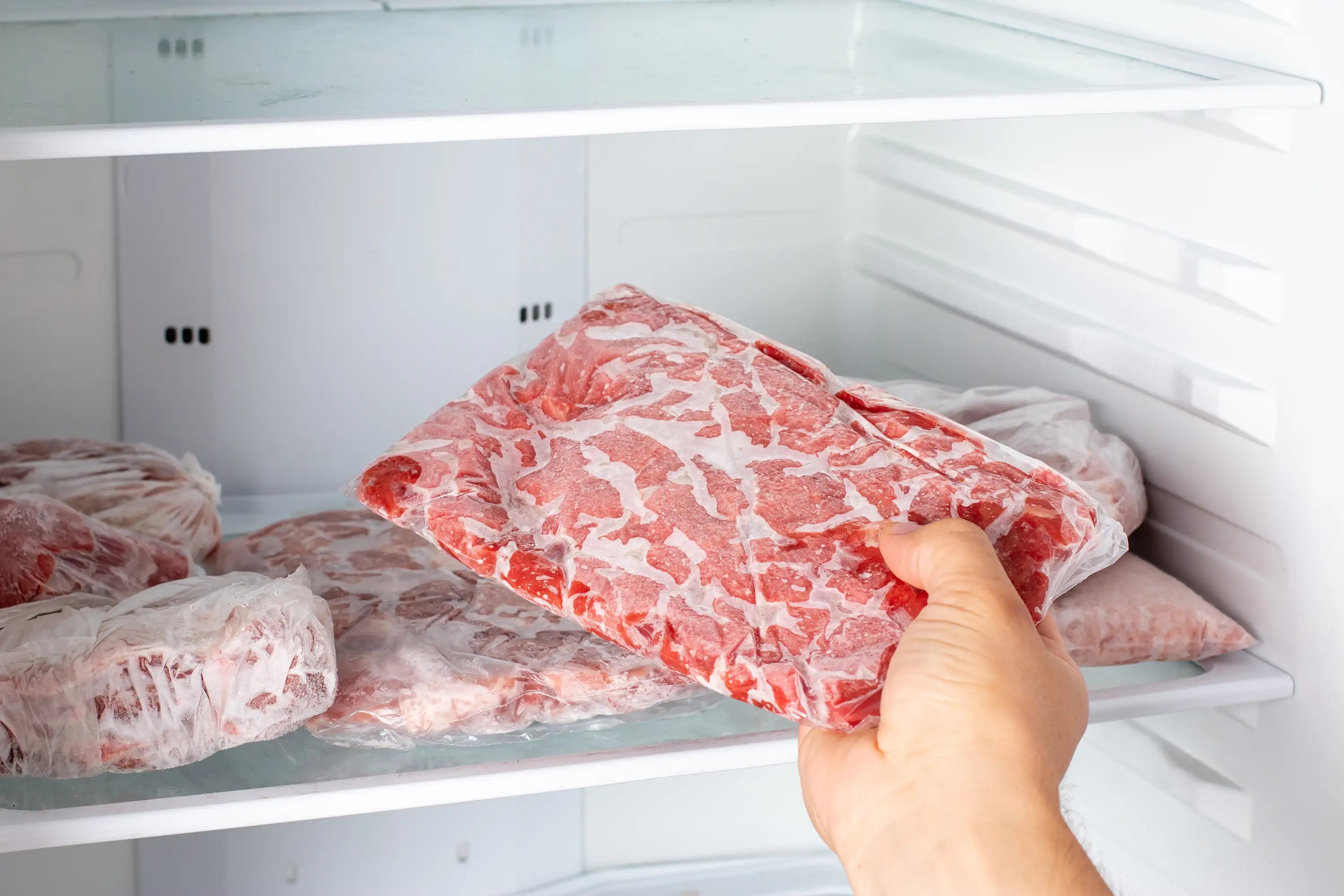 Fleisch richtig lagern: Kühlschrank, Gefrierfach und Haltbarkeit